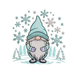 Könnte beinhalten: Illustration eines Wintergnoms. Der Zwerg trägt eine hellblaue Mütze und passende Handschuhe, einen langen weißen Bart und eine beige Nase. Der Hintergrund zeigt Schneeflocken und Kiefern in Blau- und Grautönen.