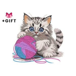 Puede incluir: Ilustración detallada de un gatito gris y esponjoso con ojos azules, jugando con una bola de lana. La lana es una mezcla de rosa, morado y azul. La imagen incluye el texto "+REGALO" y una caja de regalo rosa.