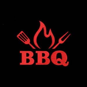 Può includere: Logo BBQ rosso su sfondo nero. Il logo presenta la parola "BBQ" in grassetto, con una fiamma sopra, una spatola e una forchetta su entrambi i lati.