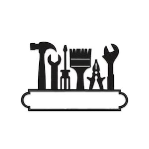 Könnte beinhalten: Schwarze Metall-Silhouette verschiedener Werkzeuge: Hammer, Schraubenschlüssel, Schraubendreher, Pinsel, Zange und ein weiterer Schraubenschlüssel. Die Werkzeuge befinden sich über einem rechteckigen Feld mit abgerundeten Enden.