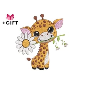 Può includere: Una giraffa ricamata con una margherita e un rametto di fiori in bocca. La giraffa ha macchie marroni, grandi occhi e un'espressione sorridente. Il testo "+REGALO" e un pacco regalo rosa sono nell'angolo in alto a sinistra.
