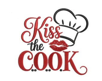 Może przedstawiać: Na białym tle napis "Kiss the Cook" w czerwonym kolorze, kursywą i wielkimi literami. Czapeczka szefa kuchni i czerwone usta dopełniają projekt, w tematyce kulinarnej.