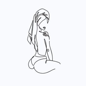 Puede incluir: Dibujo lineal minimalista de una persona en pose sentada, vista desde atrás. La figura tiene pelo largo y lleva un traje de baño. La obra está realizada en una sola línea negra continua sobre fondo blanco.