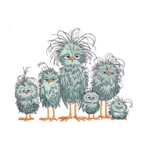 Könnte beinhalten: Eine humorvolle Illustration von sechs mürrisch dreinblickenden Vögeln. Die Vögel haben blau-graues Gefieder, orangefarbene Schnäbel und Beine sowie struppiges, stacheliges Haar. Sie stehen zusammen vor einem weißen Hintergrund und erzeugen einen amüsanten Eindruck.