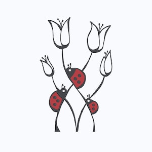 Puede incluir: Una ilustración caprichosa presenta tres mariquitas rojas con lunares negros y cuerpos negros, intercaladas entre flores blancas en forma de tulipán con tallos negros. El diseño se establece sobre un fondo blanco limpio, creando una estética simple pero encantadora.