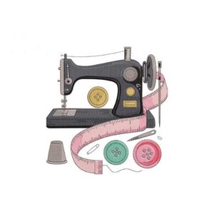 Puede incluir: Ilustración de una máquina de coser negra vintage con una cinta métrica rosa, un dedal, botones y una aguja. Los botones son amarillos, verdes y rosas. La cinta métrica está enrollada alrededor de la máquina.
