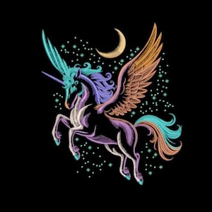 Peut inclure: Motif brodé d'une licorne ailée avec une corne et une crinière turquoise, un corps violet et des ailes orange. Un croissant de lune et des étoiles sont en arrière-plan sur fond noir. Le motif est détaillé avec diverses couleurs.