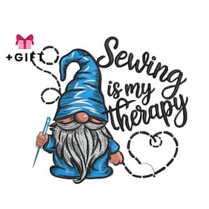 Könnte beinhalten: Eine Illustration zeigt einen Zwerg mit blauem Hut und Mantel, der eine Nadel hält. Der Text "Sewing is my therapy" ist in eleganter Schrift dargestellt. Eine rosa Geschenkbox ist ebenfalls abgebildet.