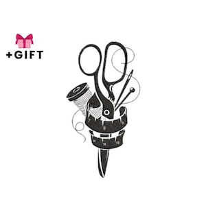 Puede incluir: Ilustración en blanco y negro de herramientas de costura, que incluyen tijeras, una bobina de hilo, agujas y una cinta métrica. Las herramientas están dispuestas en un diseño estilizado, con la cinta métrica formando la base. Una caja de regalo rosa con un lazo y el texto "+REGALO" está en la esquina superior izquierda.