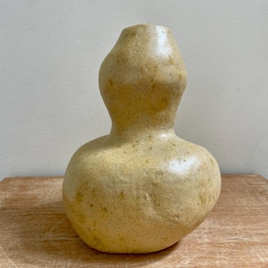 Ręcznie robiony wazon ceramiczny: Rzeźbiarska forma organiczna, naturalne szkliwo w kolorze ochry i beżu, styl Wabi Sabi