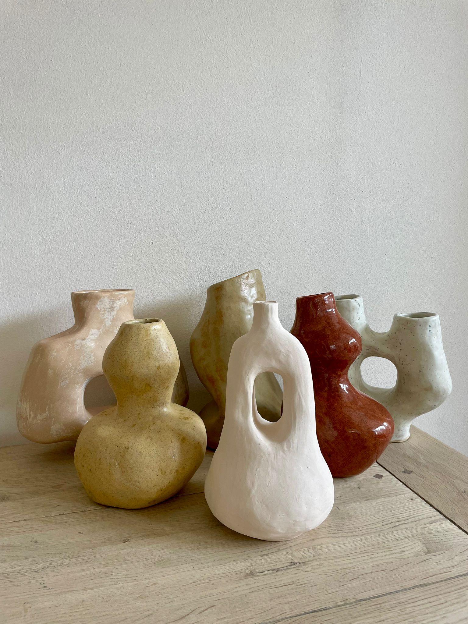 手作りの陶器の花瓶：彫刻的な有機的なフォルム、自然な黄土色の