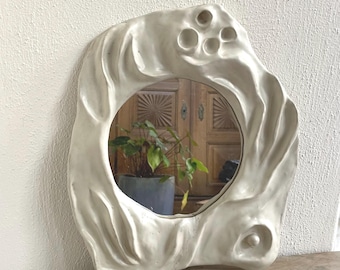 Sculpturale keramische wandspiegel: handgemaakt organisch kunstwerk, geïnspireerd door de natuur