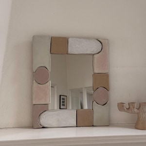 Espejo de pared de cerámica escultural: marco de inspiración de mediados de siglo con mosaicos geométricos hechos a mano, pieza única.