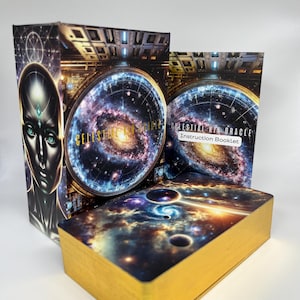Peut inclure: Un jeu de cartes Celestial Kin Oracle avec des bords dorés, une boîte et un livret d'instructions. La boîte et les cartes présentent un design cosmique avec une galaxie et des planètes. La boîte présente également un visage humanoïde futuriste. Le texte "Celestial Kin Oracle" est visible.