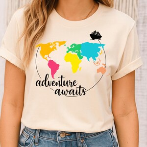 Adventure Awaits Kreuzfahrt Shirt, Boot-Urlaub Shirt, Sommer-Bootsausflug Shirt, Geschenk für Kreuzfahrt, Strand Shirt, Reise Shirt, Weltkarte Shirt