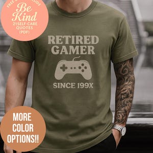 Puede incluir: Camiseta verde oliva con el texto "RETIRED GAMER" sobre un gráfico de mando y "SINCE 199X". Texto adicional: "FREE BONUS INSIDE" y "MORE COLOR OPTIONS!!".
