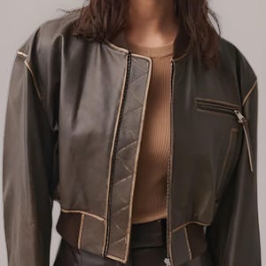 Blouson aviateur court en cuir pour femme, cuir de mouton marron foncé, style moto doux avec surpiqûres contrastées, coupe d'inspiration vintage