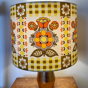 RETRO Yellow Orange SCANDI FLOWER 60s 70s Vintage Fabric 30cm Lampshade afbeelding 2