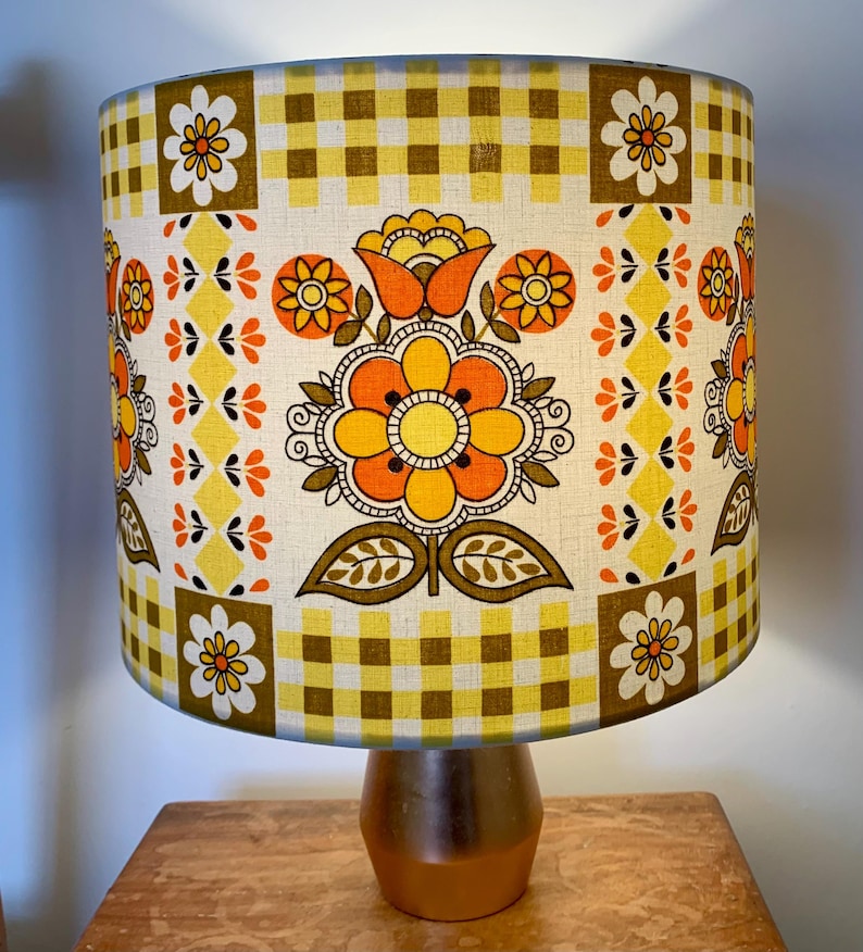 RETRO Yellow Orange SCANDI FLOWER 60s 70s Vintage Fabric 30cm Lampshade afbeelding 2