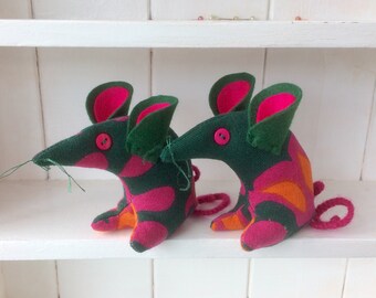 Hi RANELIA Retro Mouse ! a Mouse in groovy 60s dark green pink orange  vintage fabric