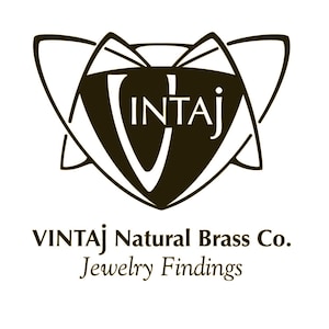 K&ouml;nnte beinhalten: Schwarzwei&szlig;es Logo f&uuml;r Vintaj Natural Brass Co. Schmuck Findings. Das Logo zeigt einen stilisierten Buchstaben V mit dem Wort "Vintaj" darin.