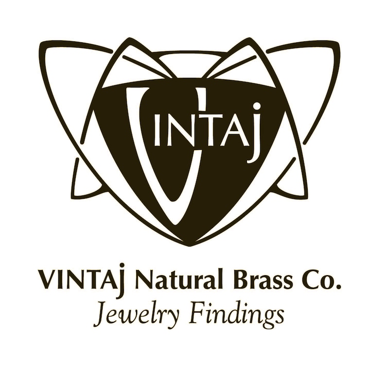 K&ouml;nnte beinhalten: Schwarzwei&szlig;es Logo f&uuml;r Vintaj Natural Brass Co. Schmuck Findings. Das Logo zeigt einen stilisierten Buchstaben V mit dem Wort "Vintaj" darin.