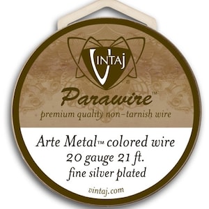 K&ouml;nnte beinhalten: Eine runde Spule mit 20 Gauge, 6,4 Meter langem, fein versilbertem Draht. Die Spule ist mit "Arte Metal&trade; farbigem Draht" und "Parawire&trade; hochwertiger, nicht anlaufender Draht" beschriftet.