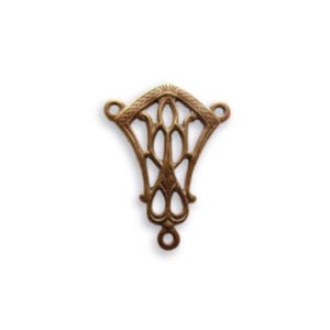 Puede incluir: Un colgante de metal dorado con un dise&ntilde;o decorativo e intrincado. El colgante tiene dos bucles en la parte superior y uno en la parte inferior.