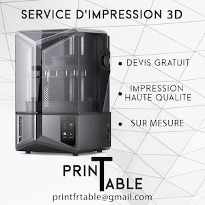 Może przedstawiać: Drukarka 3D z przezroczystym blatem i czarną podstawą. U góry znajduje się napis "SERVICE D'IMPRESSION 3D". Pod drukarką znajdują się słowa "PRINTABLE" i adres e-mail printfrtable@gmail.com.