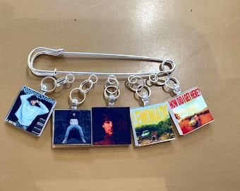 Louis Tomlinson Album Tribute Purse Pin – 5 Charm Silvertone Collector Brooch