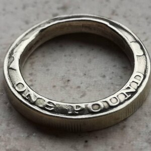 Ring med ett brittiskt pundmynt, handgjord, måttbeställd, udda smycken