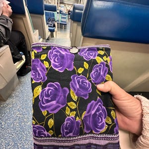 Housse pour livre en tissu recyclé, pochette protectrice pour sac, accessoire pour porte-sac, velours noir et violet, roses brodées, cadeau unique en velours