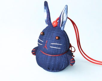 Indigo Kaninchen Charm Bag