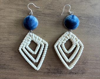 Handgemachte Rattan & Indigo Statement Ohrringe