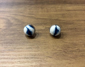 Indigokleurige stoffen oorknopjes – minimalistische shibori-stijl