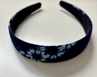 Handgemachtes Haarband aus Indigo-gefärbtem Stoff - Elegantes Blumenmuster