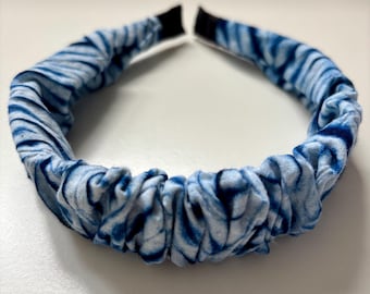 Handgefertigtes Indigo-gefärbtes Stirnband mit Rüschen - Haarschmuck aus Stoff mit Streifenmuster