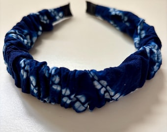 Handgefertigtes Indigo Tie-Dye Rüschen-Stirnband - Haarschmuck aus Boho-Stoff