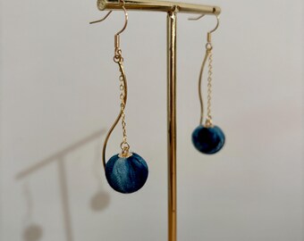 Indigo Fabric Ball Tropfen Ohrringe