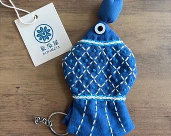 Handgefertigtes, indigogefärbtes Fisch-Schlüsseltäschchen mit Sashiko Stickerei
