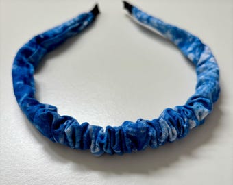Handgemachtes Stoff-Stirnband mit Rüschen und Indigo-gefärbter Spitze