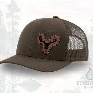 Offset Deer Skull Hat – Minimalist Hunting Patch – Leatherette Trucker Cap