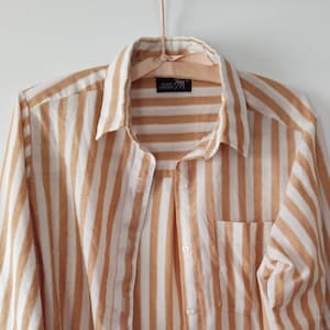 Chemise oxford rayée couleur caramel aux couleurs douces licorne de marque 42 poitrine