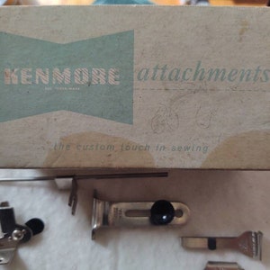 Nähmaschine Nähfüße Greist Kenmore Zubehör Box Niedriger Schaft Reißverschluss Säumer Raffung Schlitzbindung Ruffler Rand Stitcher 60783 USA