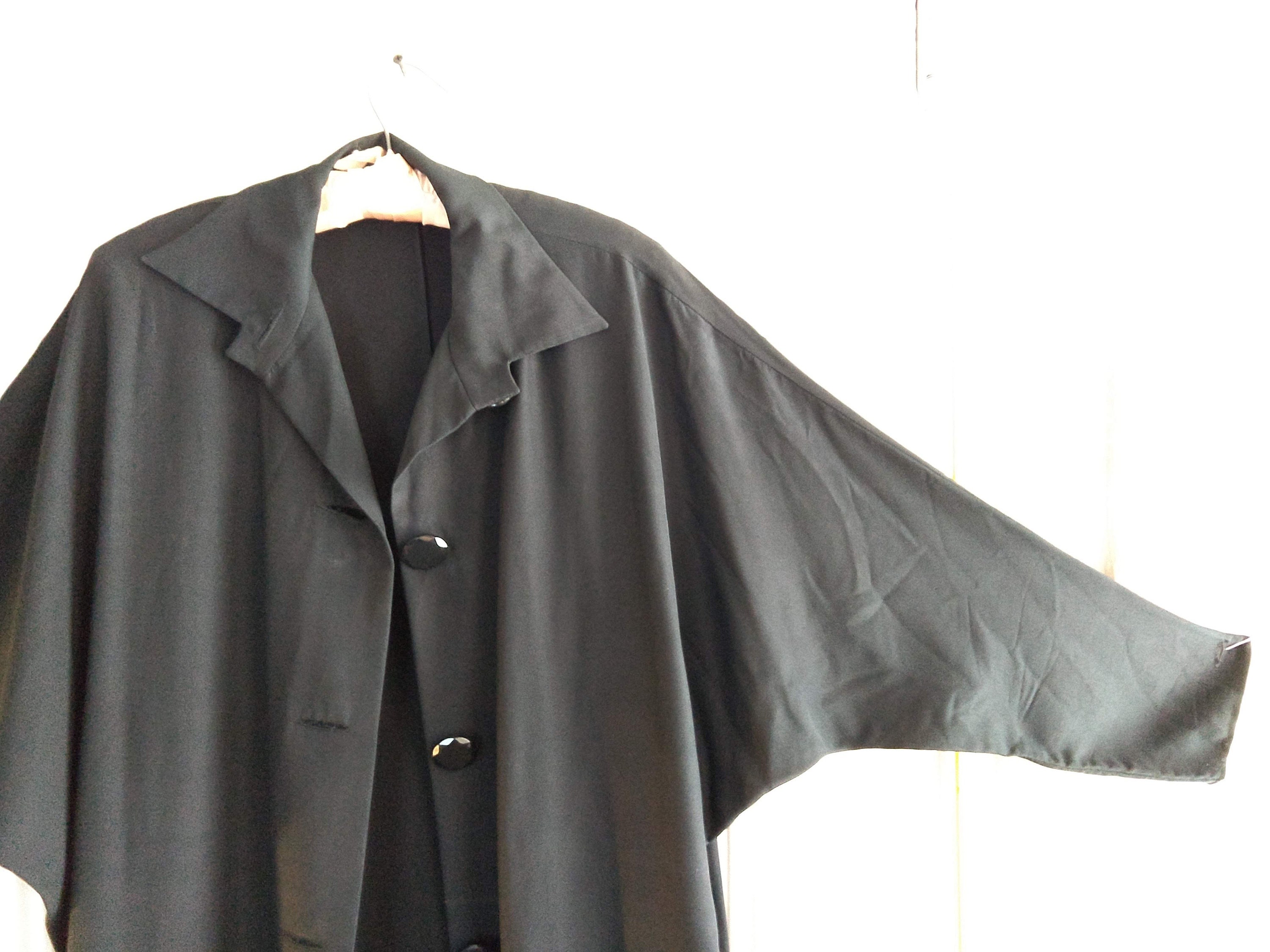 Grey coat. Black hat. Scarf  Grey coat, Normcore, How to wear