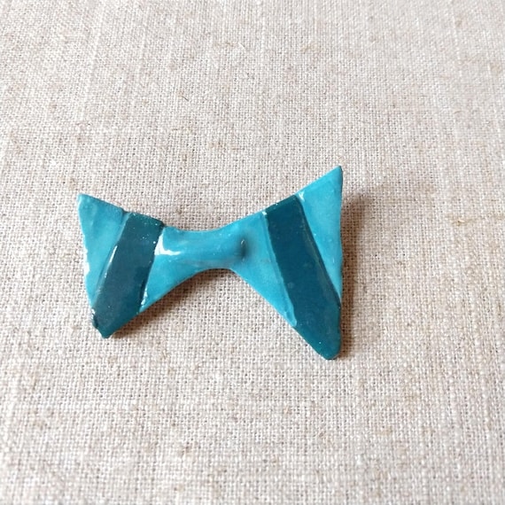 Weird Funky Bow Tie Pin 1980s Vintage Ceramic Bow… - image 1