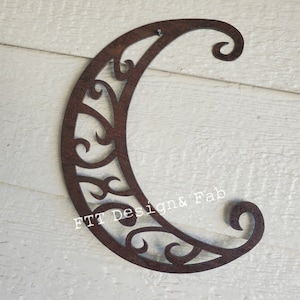 Decoración de pared de metal personalizada rústica con diseño de luna de acero reciclado con remolino celta