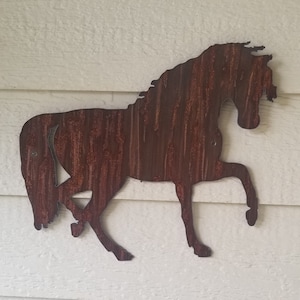 Silueta de caballo encabritado, arte rústico de metal reciclado personalizado.