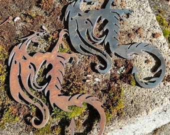 Coppia di draghi in metallo nero, set personalizzato di 2 pezzi di arte murale, drago medievale personalizzato, drago rustico in acciaio riciclato