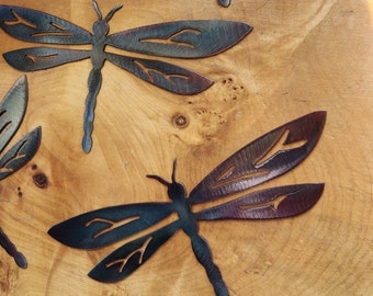 Set di 3 decorazioni da parete a forma di libellula colorata a caldo da 10" ciascuna, in acciaio riciclato, libellule personalizzate in acciaio rustico